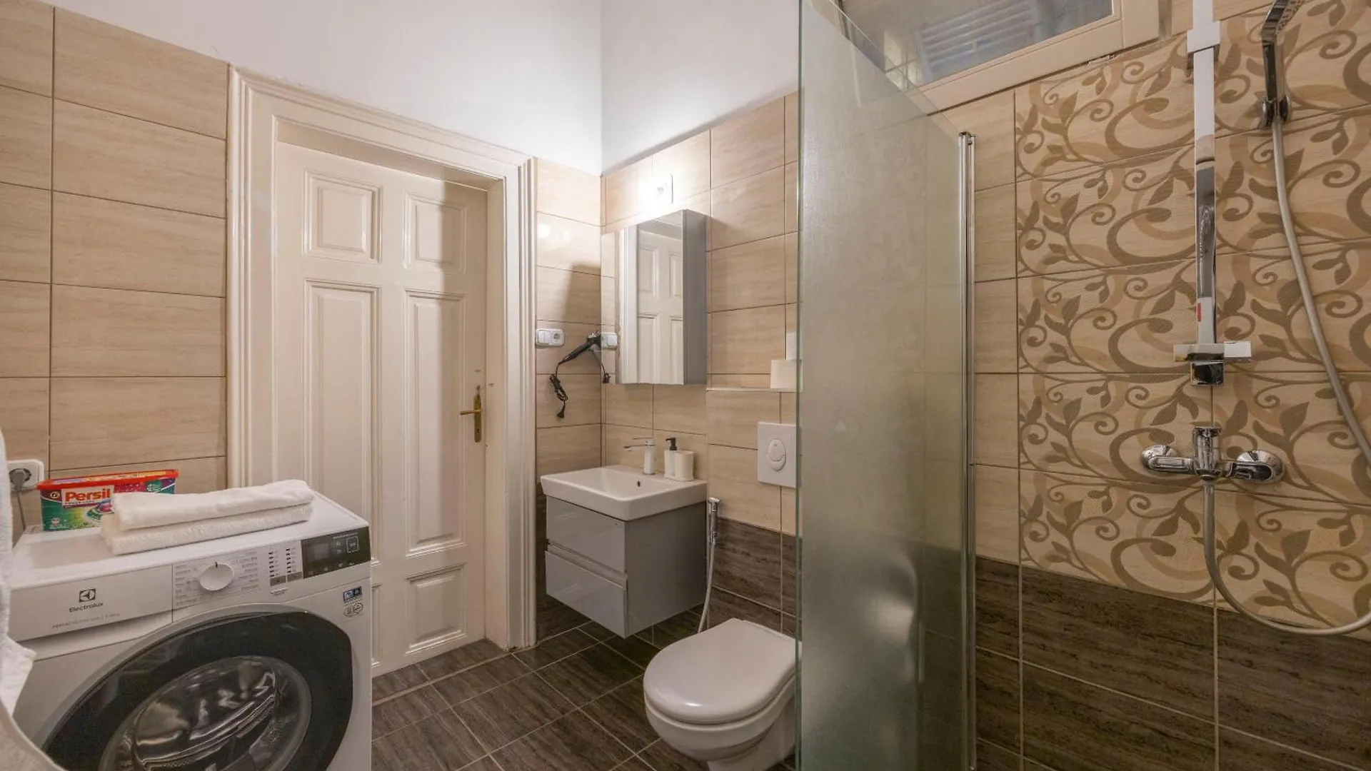 Deluxe City Center Apartment W' 5 Bedrooms Budapest